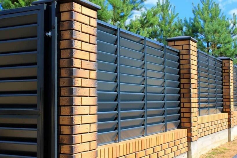 Caoutchouc liquide sur clôture en bois